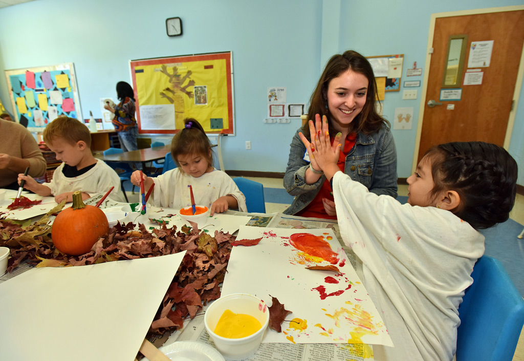 Emma-Kate Metsker ’17 working on leaf-printmaking projects with head start students